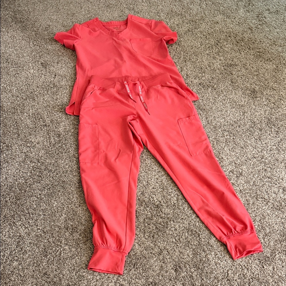 Med Couture Coral Scurbs Set